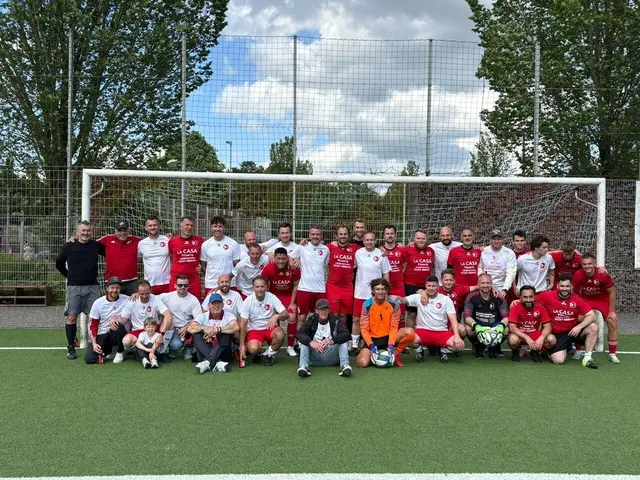 Die Teams hatten Spaß - nicht nur beim Spiel, sondern auch in der halbstündigen (Trink-)Pause. | Foto: Norbert Becker