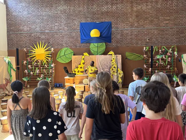 Beeindruckende Trommelperformance unter den Augen der Giraffen - zunächst vom Experten, später auch von den Kindern. | Foto: Schudt