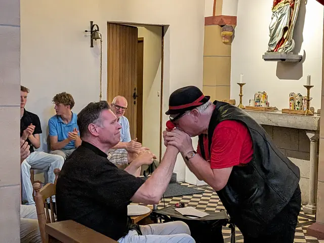 „Die Essenz des Lebens ist Humor und die Botschaft von Ostern“ - Willibert Pauels, alias „Ne Bergische Jung“ gab dem scheidenden Pfarrer Matthias Genster tröstende Worte mit auf den Abschiedsweg. | Foto: fes