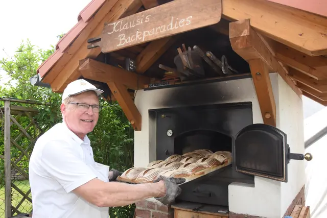 Klaus Dung ist nicht nur in der Backstube einer Bonner Bäcker noch aktiv – zuhause hat er mit Freunden einen Holzofen aufgestellt, in dem er zugunsten der Anheri-Hilfe Brot backte.  | Foto: AS