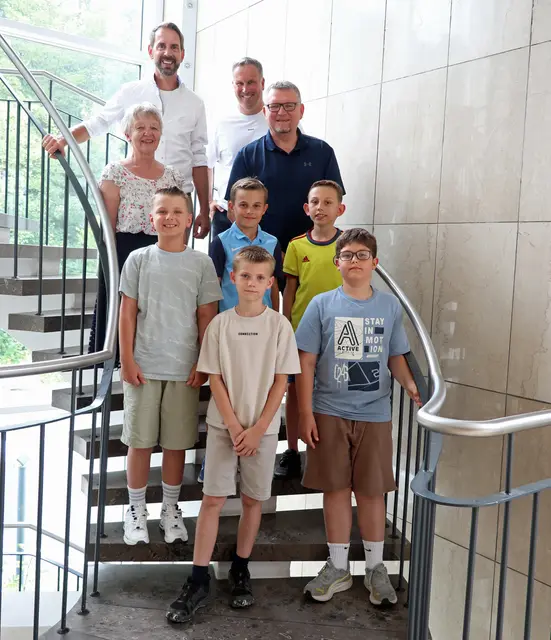 Freude bei allen: Vize-Landrätin Heidrun Schmeis-Noack, (v.l.) Tim Dörpinghaus (OGS Lindlar-Ost), Matthias Greven (GGS Wiedenest), Schulrat Reiner Pfesdorf und die Viertklässler Simon Wittmer, Levi Koch, Matteo Nunez-Kreische, Tim Unruh und Nikolaj Stefanovski.  | Foto: OBK