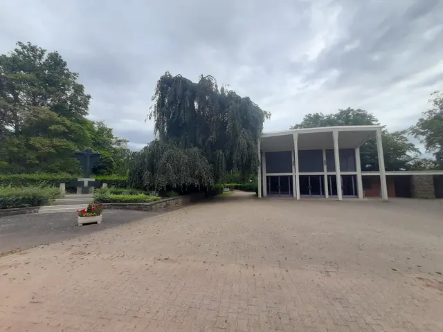 Drei Männer haben in der Nacht von Montag auf Dienstag Gräber auf dem Friedhof in Frechen-Habbelrath beschädigt.  | Foto: Lars Kindermann