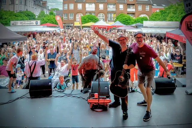 Hunderte Troisdorfer besuchten das gemeinsame Jubiläumsfest der Troisdorfer Leichtathletik Gemeinschaft und der Troisdorfer Altstädter auf dem Fischerplatz.  | Foto: Veranstalter