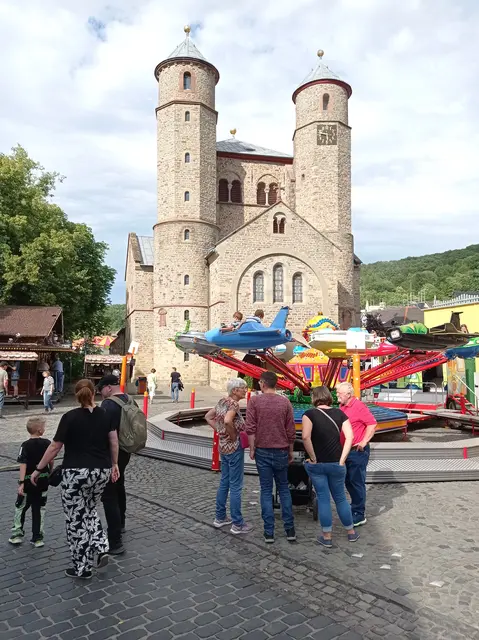 Mehrere Fahrgeschäfte laden auf der Kirmes zum Mitfahren ein.  | Foto: Mager/Stadt Bad Münstereifel