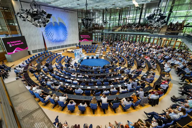 Der alte Plenarsaal im WCCB bot den passenden Rahmen für den erstmals gemeinsamen Empfang von Handwerk, Industrie und Wirtschaft. Mehr als 1.000 Gäste diskutierten dort über die Chancen und Herausforderungen der Künstlichen Intelligenz. | Foto: Marc John/Bonn.digital
