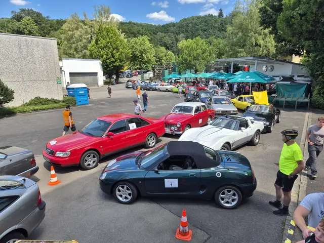 Mittagsrast in Bielstein. Nach und nach trudelten die Oldtimer ein - die ersten waren bereits auf dem Weg zum Ziel, als die letzten Gefährte auf den Brauereihof fuhren.  | Foto: Michael Gauger