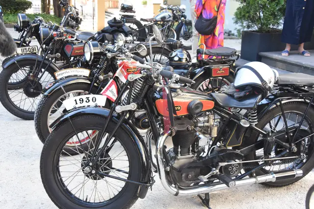 Zahlreiche Motorräder wurden vor der Redoute ausgestellt.  | Foto: as