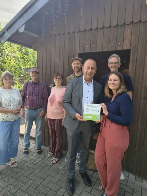 Bürgermeister Matthias Schmitz (3. von rechts) übergibt die Förderplakette an Vertreter des Heimatvereins Dahlhaus. Mit dabei (4. von links) war Florian Grünhäuser, Geschäftsführer des Regionalmanagements der Region „Vom Bergischen zur Sieg“ | Foto: Stadt Lohmar
