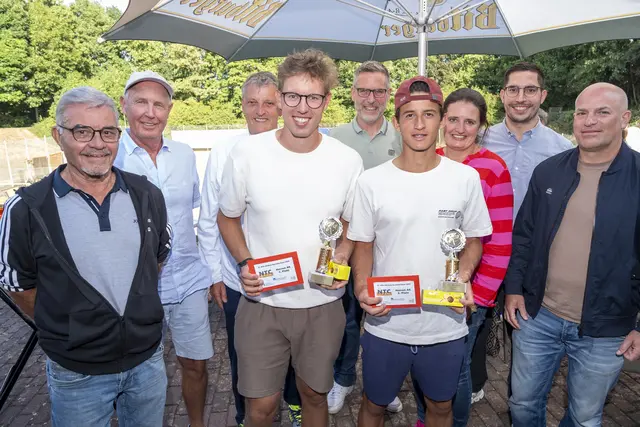 Bei der Siegerehrung der Herren (v. l.): Siggi Hein, Ernst Widdau, Oberschiedsrichter Jürgen Ehlen, Sieger Niklas Koch, Bürgermeister Norbert Crump, Finalist Pedro Nascimento de Queiroz, Daniela Widdau, Carsten Heinz (VR Bank EifelLand) und Oliver Esser.  | Foto: Ronald Larmann/pp/ProfiPress