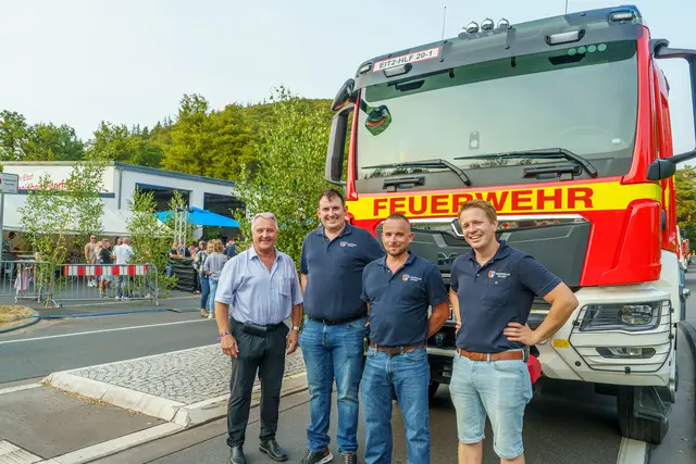 Bürgermeister Rainer Viehof (li.) besuchte das Fest der Feuerwehr Eitorf-Süd in Mühleip, hier mit Einheitsführer Sven Weißkopf, Moritz Schoen (stellvertr. Einheitsführer) und Florian Steiner (stellvertretender Feuerwehrchef von Eitorf). | Foto: Heimermann