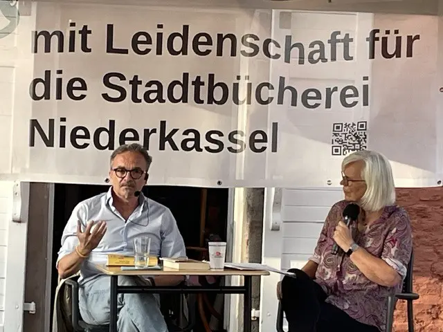Andreas Izquierdo im Gespräch mit Petra Brandl-Kirsch.  | Foto: G.Viefers