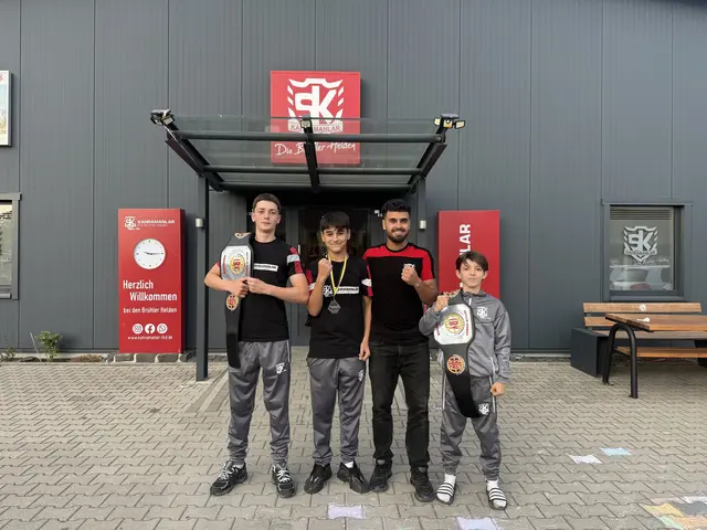 Freuen sich über die Erfolge beim Turnier „Battle of Germany“: Mitglieder der Wettkampfgruppe der Brühler Helden - KAHRAMANLAR vor dem Vereinsgebäude in Brühl. Beim Turnier in Sundern holte das Team zwei erste, einen zweiten und einen dritten Platz. | Foto: KAHRAMANLAR/Die Brühler Helden