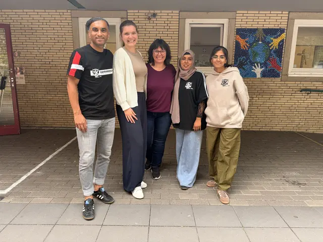 Freuen sich auf die Zusammenarbeit an der Pestalozzi-Schule: Fatih Türk, Carina Schaefer, Schulleiterin Manuela Riewer, Ayesha Iqbal und Alisha Iqbal (von links).  | Foto: Fatih Türk