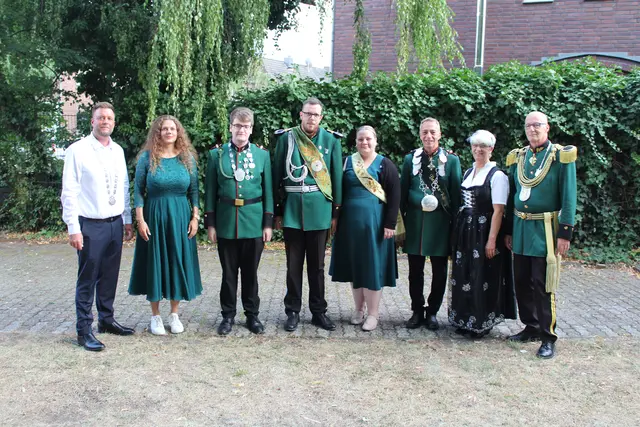 Die Würdenträger des Bachener Schützenfestes: (v.l.) Bürgerkönig Lukas Büdding und seine Verlobte Sandra Nothhelfer, Prinz Aaron Schubert, Königspaar Rainer Hilgers und Leonie Schönchens, Bezirkskönigspaar Thomas und Ruth Tillmann sowie der Präsident der St. Mauritius Schützenbruderschaft Bachem Manfred Harnischmacher.  | Foto: St. Mauritius Schützenbruderschaft Bachem