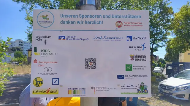 Sponsoren und Gartenteam vor dem neuen Schild.  | Foto: Sedlaczek