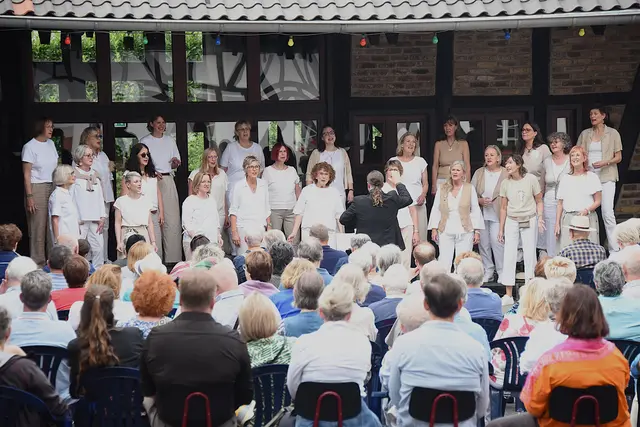 Mit großer Begeisterung gestalteten die „Barberellas“ erneut ein Konzert im Rahmen der Wachtberger Kulturwochen.  | Foto: AS