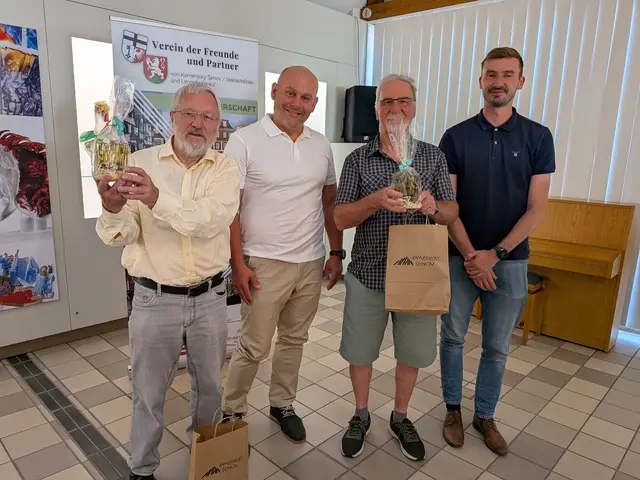 Walter Erlenbach (rechts) und sein Stellvertreter Winfried Kern (2. von rechts) freutem sich aus Steinschönau Bürgermeister Martin Bártl (2. von links) und dessen Stellvertreter Tomáš Tschakert (rechts) begrüßen zu dürfen.  | Foto: fes