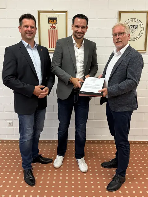 Bürgermeister Jan Gutowski mit Christian Welsch und Gerd Dresbach (v.l.).  | Foto: Robin Becker, Gemeinde Reichshof