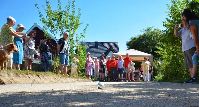 Ein neuer Bouleplatz wurde am Wochenende hinter der Kirche in Schladern eingeweiht. | Foto: Frank Bornmann