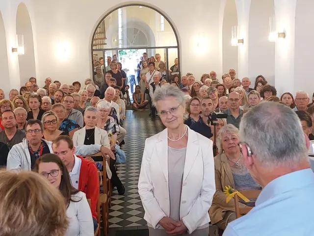 Das Prebyterium spendet der scheidenden Pfarrerin den Segen. | Foto: Schmidt