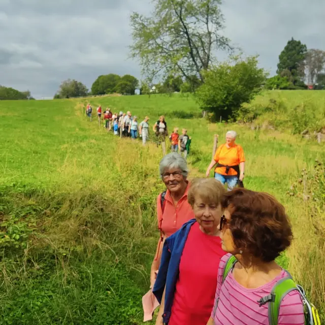 Die Teilnehmer des gemeinsamen Wandertags von Dorfgemeinschaft Schmitzhöhe und Heimatverein Hohkeppel waren auf dem Liederweg unterwegs. | Foto: Klaus Over