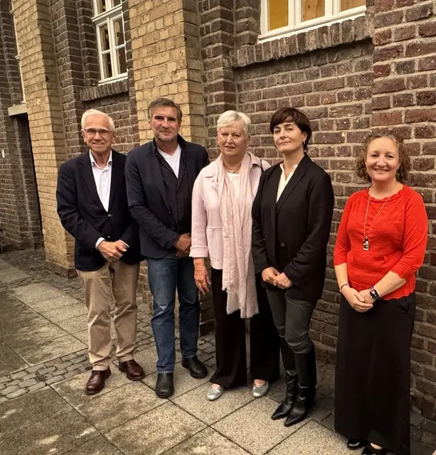 Die Künstlerin Paloma Varga Weisz (2.v.r.) setzt mit einer sehr persönlichen Arbeit das Synagogenprojekt fort. Zur Eröffnung sprachen die erste stellvertretende Bürgermeisterin Elisabeth Rehmann (Mitte) und Guido de Werd (1.v.l.). Der Kunstbeirat, dem der Konzeptkünstler Mischa Kuball (2.v.l.) angehört, unterstützt Sarah-Jane Reed (1.v.r.), die neue Leiterin der Kulturabteilung der Stadt Pulheim, bei der Fortführung des renommierten Leuchtturmprojekts.  | Foto: Stadt Pulheim