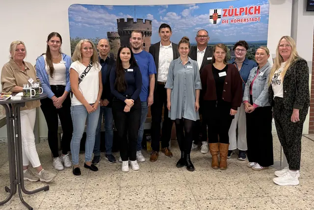 Gruppenfoto am Stand der Stadt Zülpich auf der diesjährigen Ausbildungs- und Studienbörse (v.l.): Sabine Schumacher (Stadt Zülpich, Schulverwaltungsamt), Julia Wergen (Stadt Zülpich, Personalabteilung), Christine Müller (Franken-Gymnasium), Dr. Christoph Münch (stellv. Schulleiter Franken-Gymnasium), Lorena Hoti (Stadt Zülpich, Kita Blayer Straße), Leon Schlesiger (Stadt Zülpich, Personalabteilung), Michael Höhn (Stadt Zülpich, Allgemeiner Vertreter des Bürgermeisters), Anja Schiffmann-Schwigon (Stadt Zülpich, Personalabteilung), Andreas Loosen (Stadt Zülpich, Geschäftsbereichsleiter Personalwesen), Sabine Repschläger (stellv. Schulleiterin Gemeinschaftshauptschule), Barbara Breuer (Stadt Zülpich, Geschäftsbereichsleiterin Schulen & Soziales), Svenja Barth (Stadt Zülpich, Veranstal-tungsmanagement) und Raphaela Kehren (Schulleiterin Karl-von-Lutzenberger-Realschule).  | Foto: Stadt Zülpich / Torsten Beulen