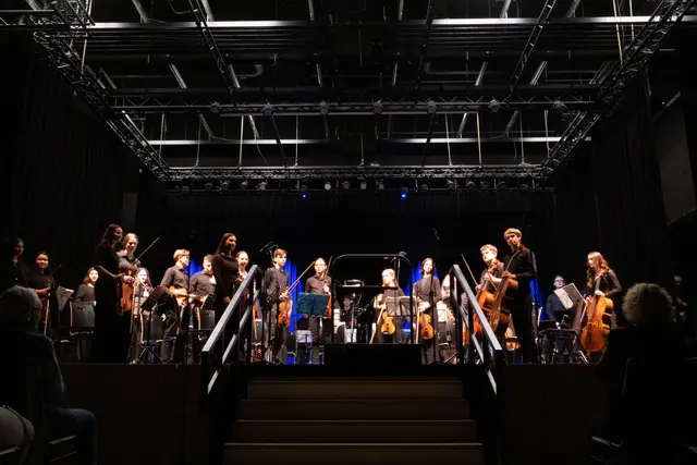 Große Besetzung, großes Programm: Die Rhein-Erft-Philharmonie bringt im Clemens August-Forum Werke von Mozart, Dvořák, Mussorgsky und Rodrigo auf die Bühne. | Foto: Jonas Reinsch