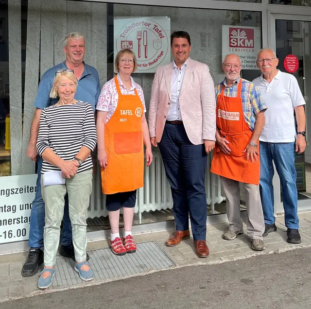 Bürgermeister Alexander Biber (3. von rechts) zu Besuch bei der Troisdorfer Tafel (von links): Kuni André, Bernd Weber, Bettina Miersch, Gert Kamp und Erich Joswig.  | Foto: Stadt Troisdorf