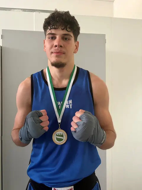 Stolzer Meister: Darius Tudurache gewann das Finale der Mittelrheinmeisterschaft in der Männerklasse bis 75 Kilogramm bereits in der ersten Runde durch K.o. | Foto: Lisa Puri