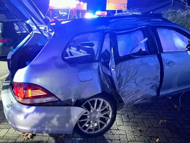 Nach der Kollision mit dem Baum war das Fahrzeug nicht mehr fahrbereit. Nicht fahrtüchtig war auch der betrunkener Fahrer. | Foto: Polizeipresse