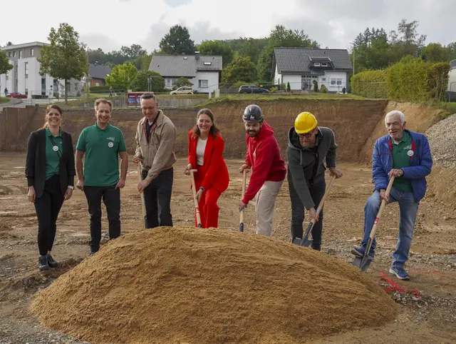 Mit dem symbolischen Spatenstich wurde der Weg für die neue multifunktionale Halle am Waldbröler Marktplatz bereitet. Die Bauarbeiten sollen Anfang Oktober beginnen. | Foto: Marktstadt Waldbröl