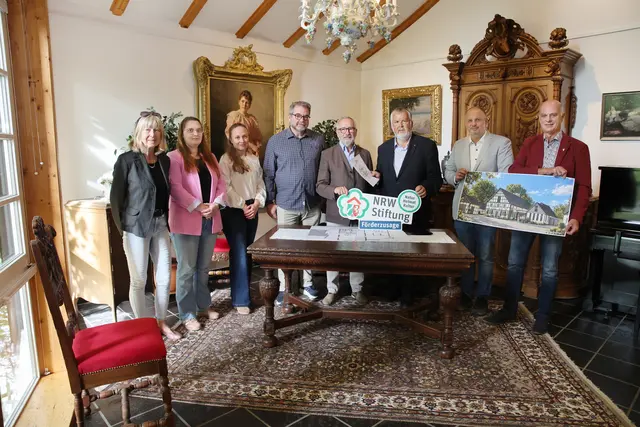 Vertreter des Heimatmuseums Bergneustadt und der beteiligten Partner präsentieren die Förderzusage der NRW-Stiftung für die geplante barrierefreie Erweiterung des Museums. | Foto: NRW-Stiftung