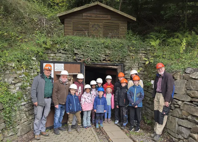 Die Kindergruppe des NABU Morsbach vor dem Stollenmundloch der Grübe Silberhardt. | Foto: Christoph Buchen