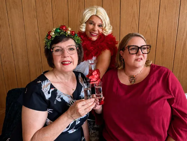 In der Komödie stehen drei langjährige Freundinnen im Mittelpunkt, deren Weihnachtsfeier überraschende Wendungen nimmt. Von links: Margret Flaig als Angiolina, Gabriele Kauka als Amalia und Jennifer Weiß als Augusta. | Foto: Brühler TheaterTeam