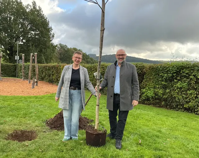 Schulleitung und Bürgermeister pflanzten gemeinsam einen Walnussbaum. | Foto: GGS Auf dem Höchsten