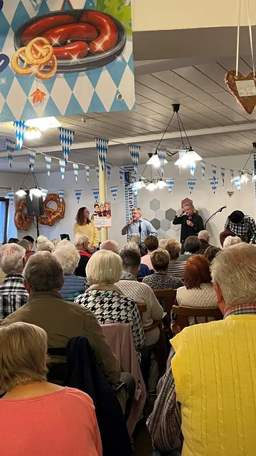 Beim Mitsingkonzert im „Mondorfer Treff“ stimmten mehr als 100 Gäste kölsche Lieder an. In der Mitte: Jens Babiak, Vorsitzender des Vereins zur Förderung von Seniorinnen und Senioren.  | Foto: Kesrtin Schneider