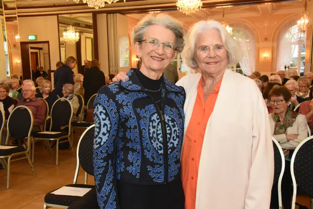 Dr. Irmela Schwartz bedankte sich beim Jubiläumsfest auch bei Christine Crott, die knapp 100 Reisen für die ABK-Mitglieder in den vergangenen Jahrzehnten organisiert hat.  | Foto: AS