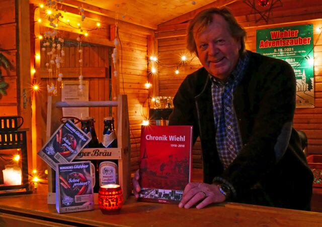 Stadtchronik, „Glühbier“ für zu Hause und Mitgliedschaften bieten der Vorsitzende des Heimatvereins Wiehl, „Emma“ (Hans-Jörg) Stoffel, in der Weihnachtshütte auf dem Weiherplatz an.  | Foto: Iris Trespe