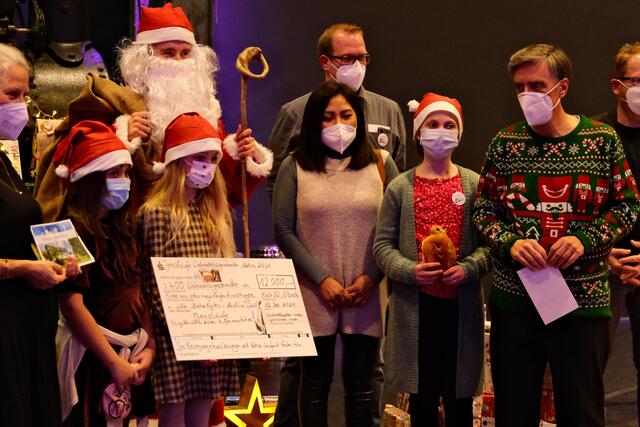 Riesenscheck, Riesenaktion: Jens Klein (r.) sorgt mit seiner Aktion für weihnachtliche Freude in zehn begünstigten Einrichtungen. 	 | Foto: Detlev Schuster