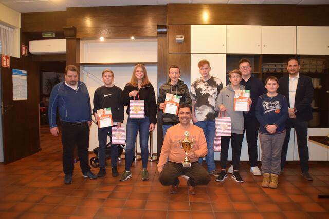 Jugendtrainer Ingo Laumann (links) und der erste Vorsitzende Sebastian Knauth (rechts) mit den ausgezeichneten Jugendlichen und Ashraf Ibrahim (vorne) mit seinem Pokal.  | Foto: Frank Engel-Strebel