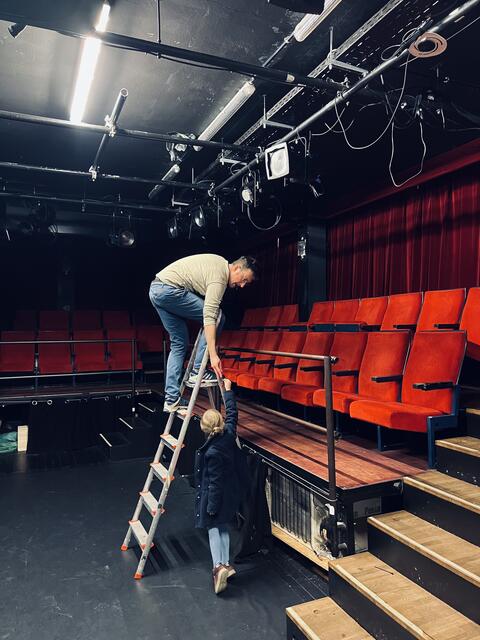Theaterleiter Rene Böttcher beim Aufhängen der neuen LED-Scheinwerfer. | Foto: Studiobühne Siegburg