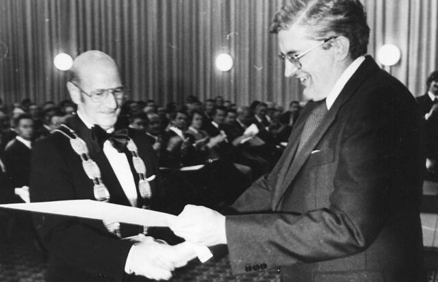 Der damalige NRW-Innenminister Burkhard Hirsch (r.) verleiht dem Mechernicher Bürgermeister Peter Giesen 1975 die Stadtrechte.