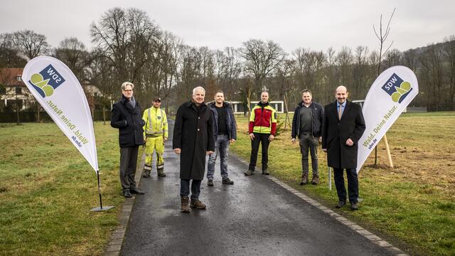 In der zweiten Januarwoche wurde der Baum-des-Jahres-Pfad nun offiziell durch Bürgermeister Christoph Nicodemus und den Kreisvorsitzenden der Schutzgemeinschaft Deutscher Wald, Rainer Deppe, eingeweiht.  | Foto: Peter Dresbach