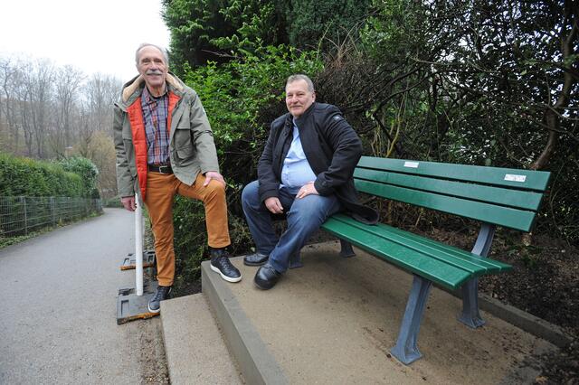 BfB-Ratsmitglied Werner Hambüchen und BfB-Vorsitzender Volker Höttgen übergeben die Ruhebank Am Weiher der Öffentlichkeit. | Foto: Bündnis für Burscheid