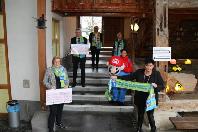 Im Glasmuseum übergaben Vertreter der Gemeinde Ruppichteroth die symbolischen Spendenschecks an Swisttals Bürgermeisterin Petra Kalkbrenner (l.) und ihren Rheinbacher Amtskollegen Ludger Banken (2.v.l.): Vorne rechts Organisatorin Christina Ottersbach, Lucija Fielenbach und  Bürgermeister Mario Loskill. | Foto: Thelen