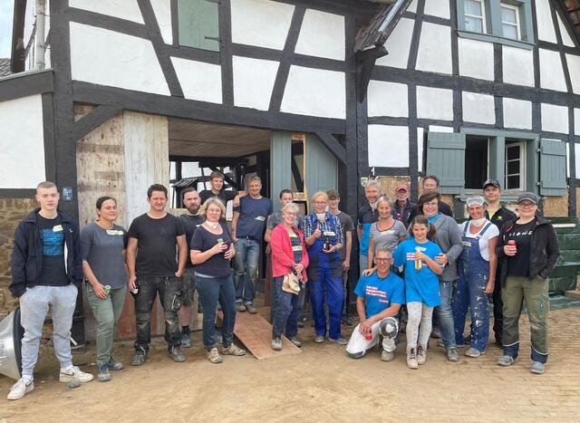 Eine Gruppe von 30 ehrenamtlichen Helfern aus ganz Deutschland hatte sich nach der Flutkatstrophe zusammengefunden, um ein betagtes Ehepaar bei der Rettung ihrer historischen Hofanlage, im Euskirchener Ortsteil Schweinheim, tatkräftig zu unterstützen.