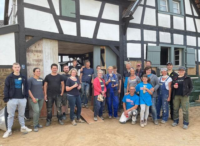 Eine Gruppe von 30 ehrenamtlichen Helfern aus ganz Deutschland hatte sich nach der Flutkatstrophe zusammengefunden, um ein betagtes  Ehepaar bei der Rettung ihrer historischen Hofanlage, im Euskirchener Ortsteil Schweinheim, tatkräftig zu unterstützen.  | Foto: Kreisstadt Euskirchen