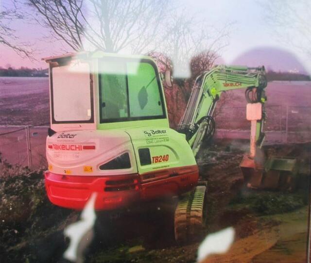 Dieser Bagger wurde von einer Baustelle am Elsdorfer Klärwerk am Klarenhof abtransportiert. | Foto: Polizei