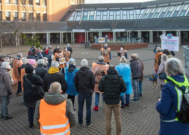 Vor dem Porzer Rathaus demons-trierten die Bürgervereine gegen Vermüllung. 
          | Foto: Axel König